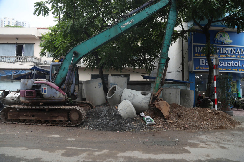 Máy móc, nguyên vật liệu tập kết vô tội vạ ven đường Máy móc, nguyên vật liệu tập kết vô tội vạ ven đường