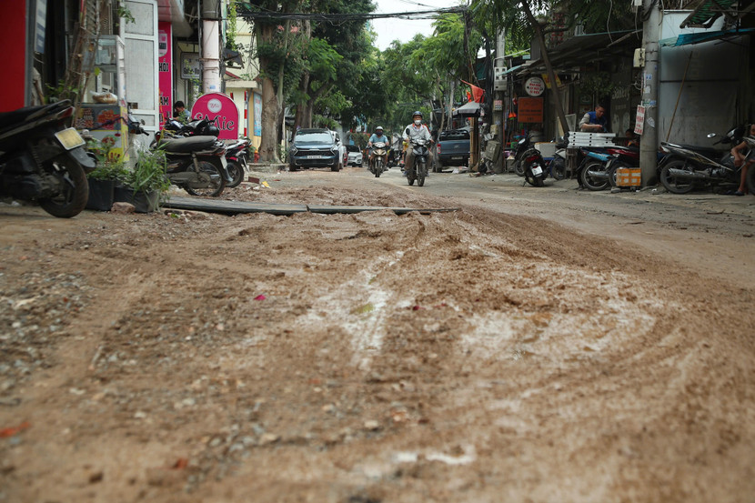 Phố Thanh Bình bùn đất ngập ngụa do thi công dự án Nhà máy xử lý nước thải Yên Xá Phố Thanh Bình bùn đất ngập ngụa do thi công dự án Nhà máy xử lý nước thải Yên Xá