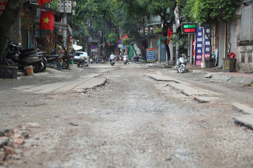 Việc hoàn trả mặt đường cẩu thả, mấp mô, ổ gà chi chít Việc hoàn trả mặt đường cẩu thả, mấp mô, ổ gà chi chít