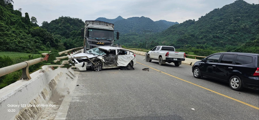 Hiện trường vụ tai nạn giữa xe con và xe tải trên đường Hồ Chí Minh đoạn qua Vườn quốc gia Cúc Phương