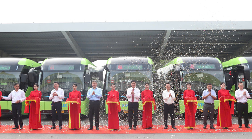 Phó Chủ tịch UBND TP Hà Nội Nguyễn Mạnh Quyền cùng lãnh đạo Sở, ngành TP cắt băng khánh thành tuyến buýt điện số 43