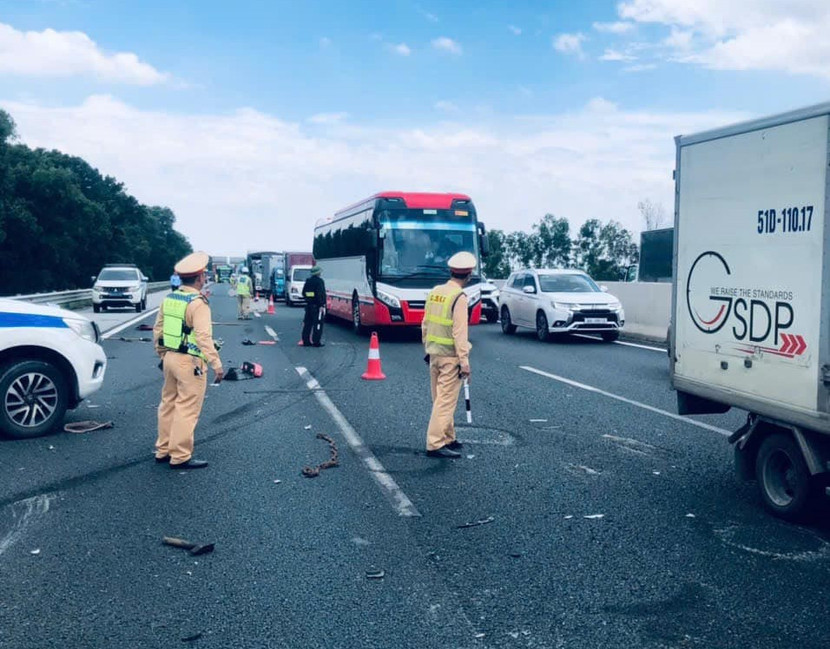 Lực lượng chức năng phân luồng điều tiết giao thông, điều tra hiện trường vụ tai nạn trên cao tốc Hà Nội- Hải Phòng Lực lượng chức năng phân luồng điều tiết giao thông, điều tra hiện trường vụ tai nạn trên cao tốc Hà Nội- Hải Phòng