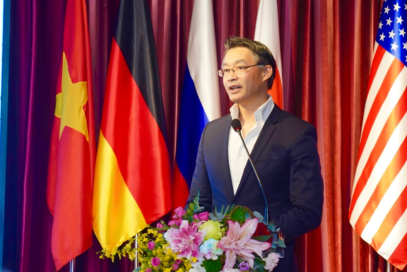 Tiến sĩ Philipp Rösler sinh năm 1973, là người gốc Á đầu tiên giữ cương vị Phó Thủ tướng trong lịch sử nước Đức