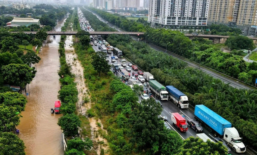 Đại lộ Thăng Long mặt đường xuống cấp, thường xuyên ùn tắc đoạn gần trung tâm thành phố và cứ mưa to là ngập như sông Đại lộ Thăng Long mặt đường xuống cấp, thường xuyên ùn tắc đoạn gần trung tâm thành phố và cứ mưa to là ngập như sông