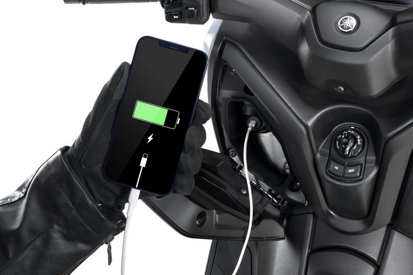 XMAX 300 được trang bị sạc USB-C hiện đại hỗ trợ sạc nhanh điện thoại, thiết bị di động XMAX 300 được trang bị sạc USB-C hiện đại hỗ trợ sạc nhanh điện thoại, thiết bị di động