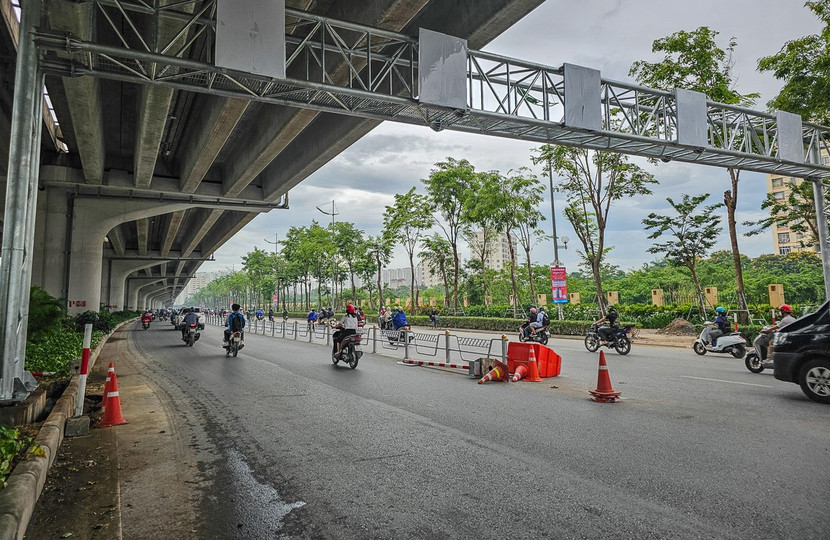 Chuẩn bị lắp đặt biển báo phân làn ô tô, xe máy Chuẩn bị lắp đặt biển báo phân làn ô tô, xe máy