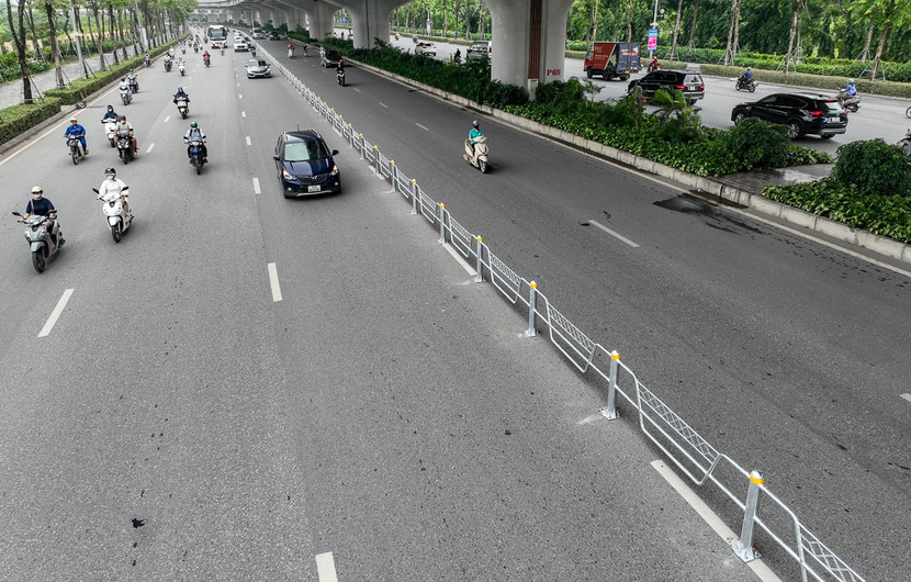 Đường Phạm Văn Đồng đang được triển khai lắp đặt hàng rào liên kết để phân làn ô tô, xe máy Đường Phạm Văn Đồng đang được triển khai lắp đặt hàng rào liên kết để phân làn ô tô, xe máy