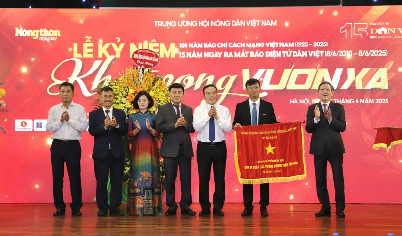 Báo Nông thôn Ngày nay/điện tử Dân Việt đón nhận Cờ Thi đua của Chính phủ Báo Nông thôn Ngày nay/điện tử Dân Việt đón nhận Cờ Thi đua của Chính phủ