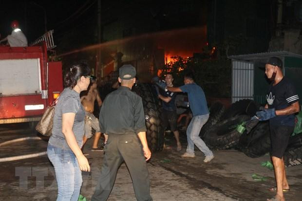 Các lực lượng, người dân, công nhân tham gia cứu tài sản trong kho. Ảnh: TTXVN Các lực lượng, người dân, công nhân tham gia cứu tài sản trong kho. Ảnh: TTXVN