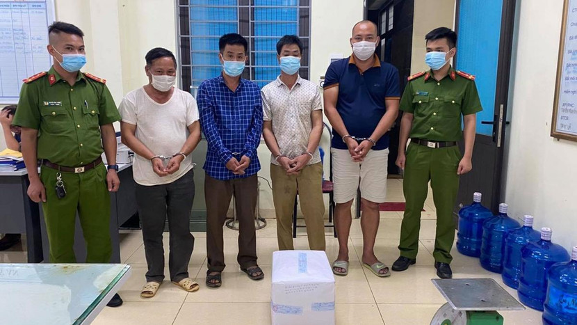 Các đối tượng tại cơ quan công an. Ảnh Công an Sơn La Các đối tượng tại cơ quan công an. Ảnh Công an Sơn La