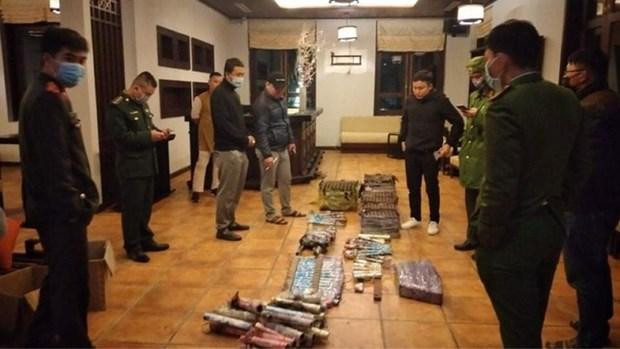 Lực lượng biên phòng, công an thu giữ tang vật vụ bắn 310 ống pháo hoa tầm thấp tại khu resort. (Nguồn: Nld.com.vn)