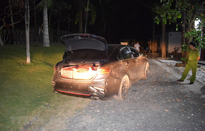 Chiếc xe ôtô đối tượng bỏ lại khi bị cảnh sát truy đuổi. Ảnh: TTXVN