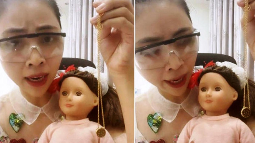 Thơ Nguyễn ôm búp bê giống Kumathong xin vía học giỏi cho trẻ em (ảnh cắt từ video) Thơ Nguyễn ôm búp bê giống Kumathong xin vía học giỏi cho trẻ em (ảnh cắt từ video)