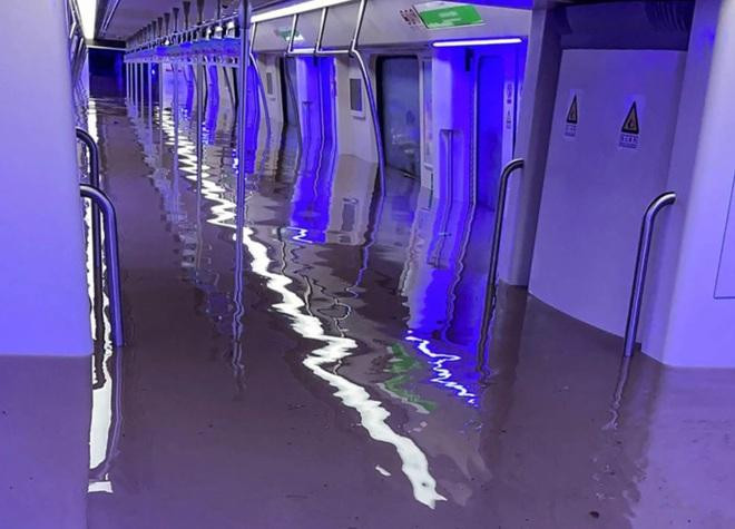 Nước lũ dâng ngập nhà ga tàu điện ngầm ở Trịnh Châu