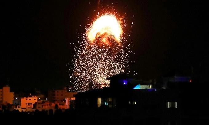 Khói và lửa bốc lên trên 1 tòa nhà trong cuộc không kích của Israel ở Gaza hôm 17-5