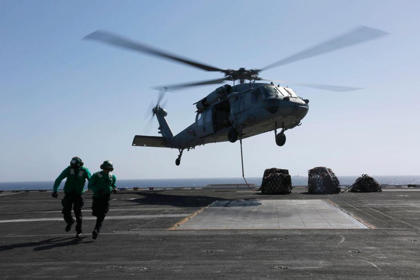 Một chiếc trực thăng MH-60S trên tàu sân bay Mỹ USS Abraham Lincoln Một chiếc trực thăng MH-60S trên tàu sân bay Mỹ USS Abraham Lincoln