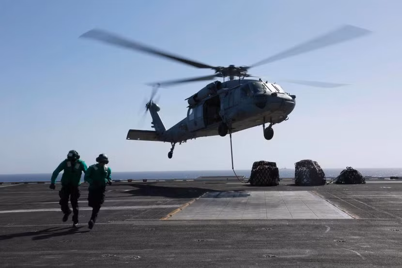 Một chiếc trực thăng MH-60S trên tàu sân bay Mỹ USS Abraham Lincoln