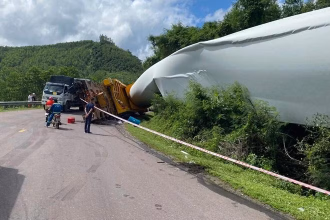 Cánh quạt điện gió bị móp méo sau tai nạn