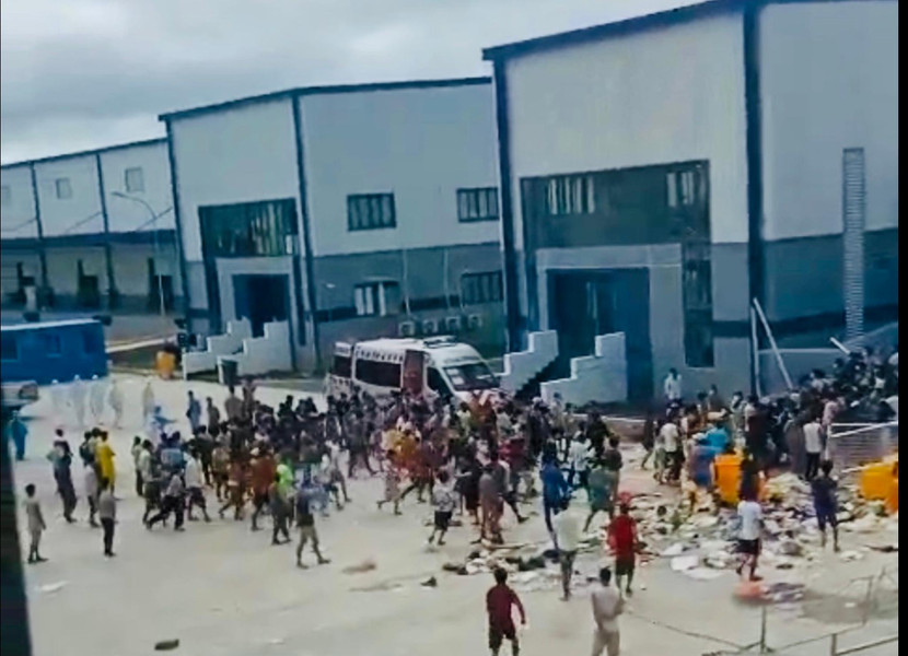 F0 vượt rào trong Khu điều trị dã chiến Thới Hòa. Ảnh cắt từ clip F0 vượt rào trong Khu điều trị dã chiến Thới Hòa. Ảnh cắt từ clip