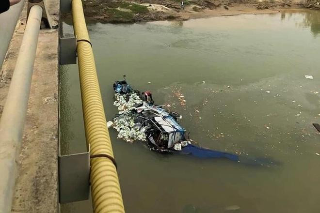 Chiếc xe tải chở rau củ quả tông gãy lan can cầu rồi rơi xuống cầu Ngòi Thia. Ảnh: Dân Trí Chiếc xe tải chở rau củ quả tông gãy lan can cầu rồi rơi xuống cầu Ngòi Thia. Ảnh: Dân Trí