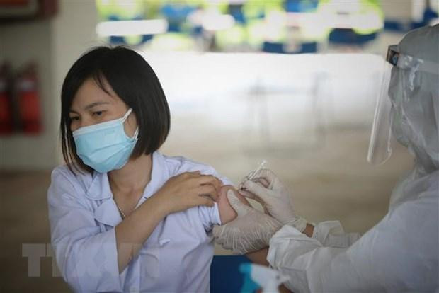 Tiêm vaccine phòng Covid-19 cho công nhân trong khu công nghiệp. Ảnh: TTXVN Tiêm vaccine phòng Covid-19 cho công nhân trong khu công nghiệp. Ảnh: TTXVN
