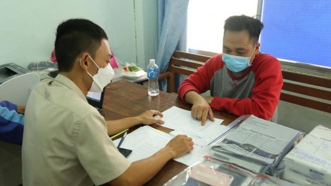 Nguyễn Hoàng Gia Bảo làm việc tại cơ quan công an. Ảnh: Công an cung cấp Nguyễn Hoàng Gia Bảo làm việc tại cơ quan công an. Ảnh: Công an cung cấp