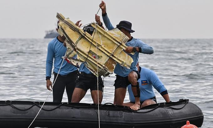 Thợ lặn của Hải quân Indonesia trục vớt 1 mảnh vỡ của chiếc Boeing 737-500 rơi ngoài khơi Jakarta