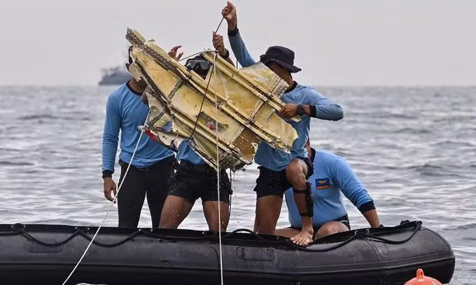 Thợ lặn của Hải quân Indonesia trục vớt 1 mảnh vỡ của chiếc Boeing 737-500 rơi ngoài khơi Jakarta