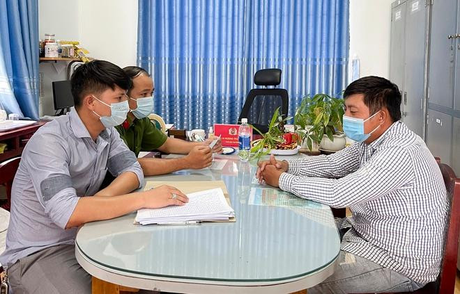 Đinh Văn Còn (phải) tại cơ quan điều tra. Ảnh: Zing