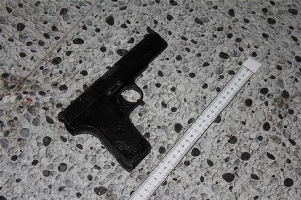 Khẩu súng các đối tượng sử dụng bị công an thu giữ. Ảnh: TTXVN