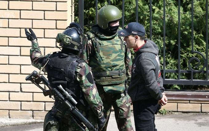 Đặc nhiệm Nga bên ngoài trường Trung học 175 hôm 11-5