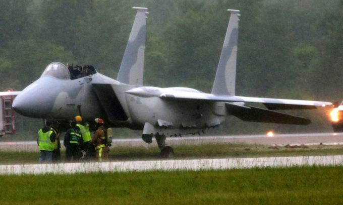 Chiếc máy bay tiêm kích F-15QA sau khi lao khỏi đường băng Chiếc máy bay tiêm kích F-15QA sau khi lao khỏi đường băng