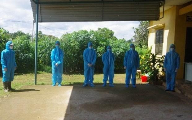 4 đối tượng vượt biên trái phép (đứng giữa) tại Đồn Biên phòng Cửa khẩu Thuận An. Ảnh: TTXVN 4 đối tượng vượt biên trái phép (đứng giữa) tại Đồn Biên phòng Cửa khẩu Thuận An. Ảnh: TTXVN