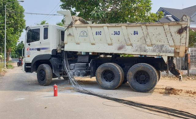 Chiếc xe ben gây ra sự cố kéo đổ hàng loạt cột điện vào chiều 7-3 Ảnh: Dân Trí