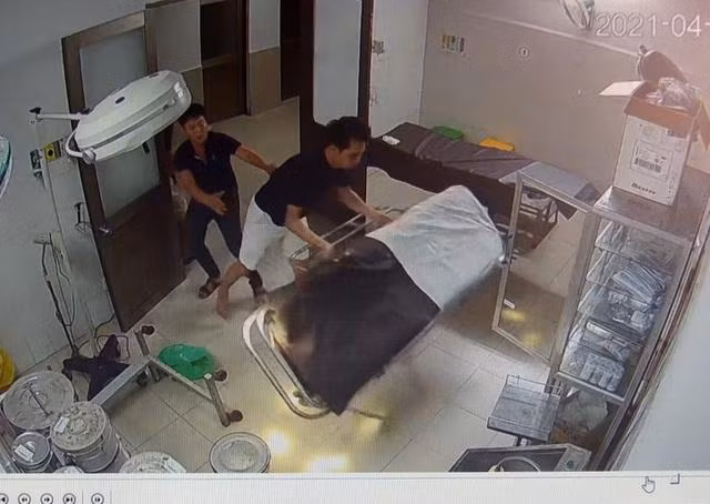 N. đập phá trong bệnh viện. Ảnh: Dân Trí