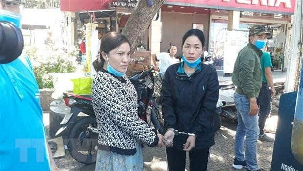 Trong khoảng hơn 1 giờ đồng hồ tối 1-5, nhóm này thực hiện trót lọt 3 vụ trộm điện thoại di động các loại của 3 du khách. Ảnh: TTXVN