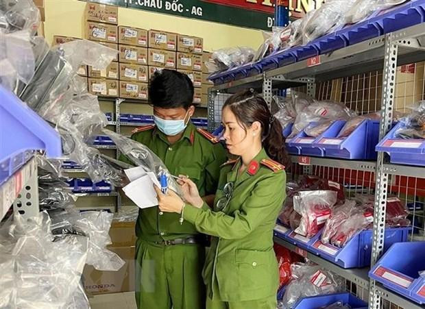 Lực lượng công an kiểm tra kho chứa hàng của Công ty TNHH thương mại và sản xuất Gia Thịnh. Ảnh: TTXVN Lực lượng công an kiểm tra kho chứa hàng của Công ty TNHH thương mại và sản xuất Gia Thịnh. Ảnh: TTXVN