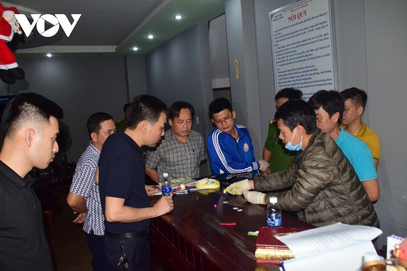 Cơ quan chức năng khám xét và thu giữ ma túy tại nhà nghỉ Phượng Hồng. Nguồn: vov.vn