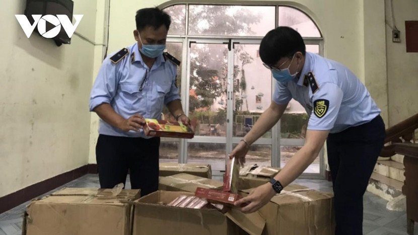 Tạm giữ lượng than đốt, hương liệu shisha cùng nhiều hàng hóa khác không có hóa đơn, chứng từ. Ảnh: VOV Tạm giữ lượng than đốt, hương liệu shisha cùng nhiều hàng hóa khác không có hóa đơn, chứng từ. Ảnh: VOV