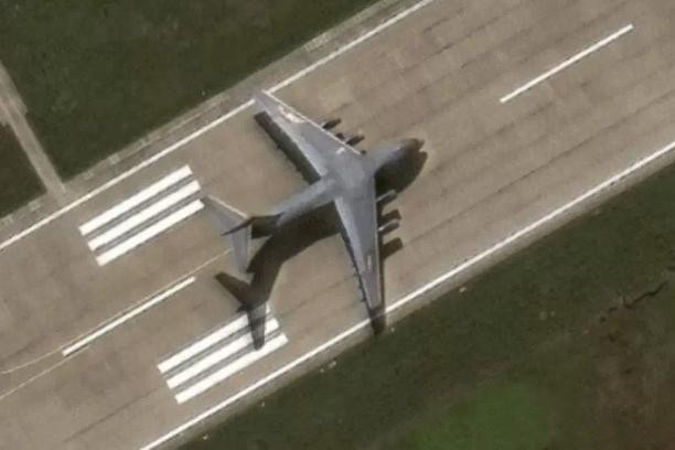 Vận tải cơ Y-20 của Trung Quốc hạ cánh trái phép tại đá Chữ Thập hồi tháng 12-2020. Ảnh: Maxar Technologies.