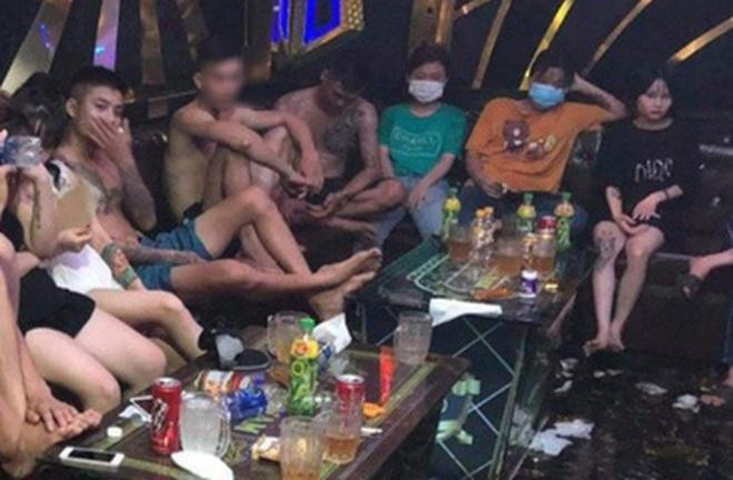 Các đối tượng sử dụng ma túy tại quán karaoke Gang Nam. Nguồn: Dân Trí