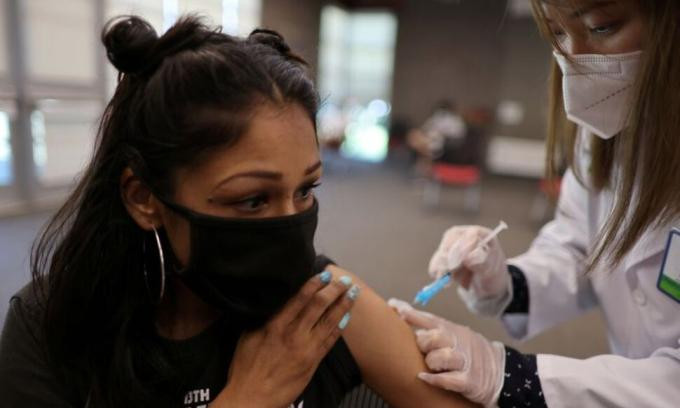 Người dân được tiêm vaccine Covid-19 tại thành phố Los Angeles, bang California, Mỹ Người dân được tiêm vaccine Covid-19 tại thành phố Los Angeles, bang California, Mỹ