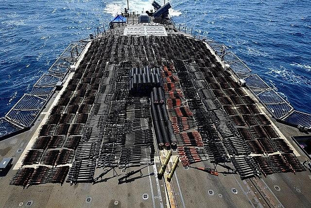 Hàng nghìn vũ khí bị tịch thu nằm trên boong chiến hạm USS Monterey Hàng nghìn vũ khí bị tịch thu nằm trên boong chiến hạm USS Monterey