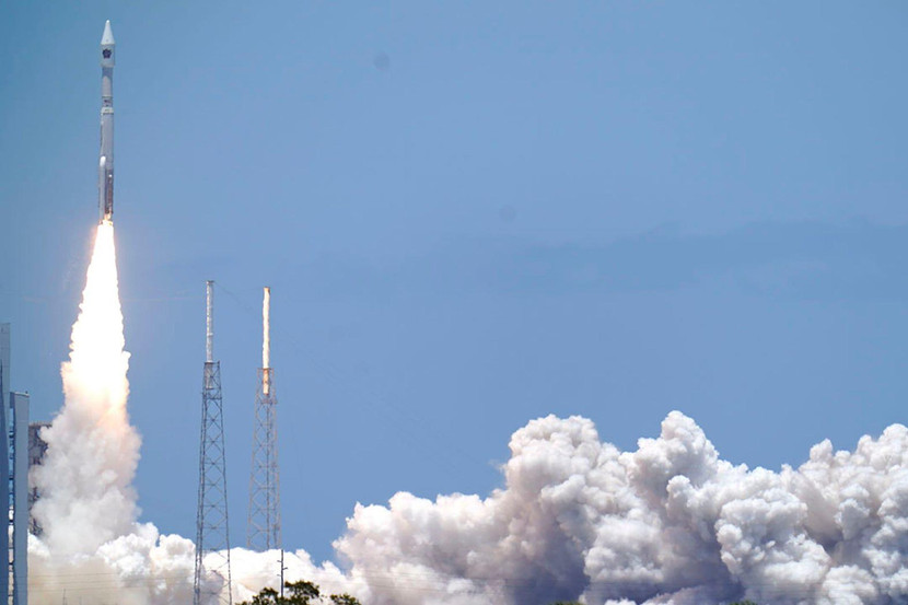 Tên lửa Atlas V phóng lên không trung, mang theo vệ tinh đắt tiền Tên lửa Atlas V phóng lên không trung, mang theo vệ tinh đắt tiền