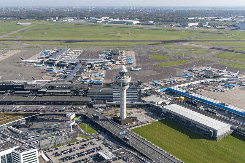 Hà Lan bắt giữ cặp vợ chồng trốn cách ly ngay trên máy bay tại sân bay Schiphol ở Thủ đô Amsterdam Hà Lan bắt giữ cặp vợ chồng trốn cách ly ngay trên máy bay tại sân bay Schiphol ở Thủ đô Amsterdam