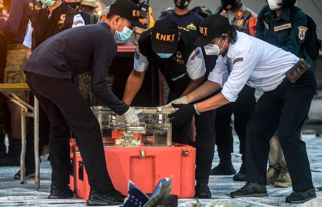 Một hộp đen của máy bay được trục vớt ngày 12-1 Một hộp đen của máy bay được trục vớt ngày 12-1