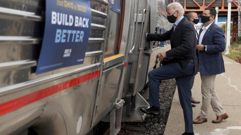 Ông Joe Biden lên tàu Amtrak ngày 30-9-2020 Ông Joe Biden lên tàu Amtrak ngày 30-9-2020