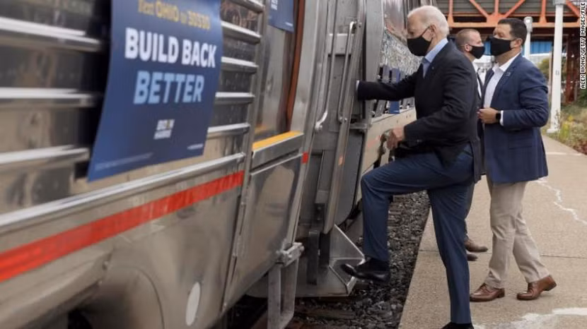 Ông Joe Biden lên tàu Amtrak ngày 30-9-2020 Ông Joe Biden lên tàu Amtrak ngày 30-9-2020