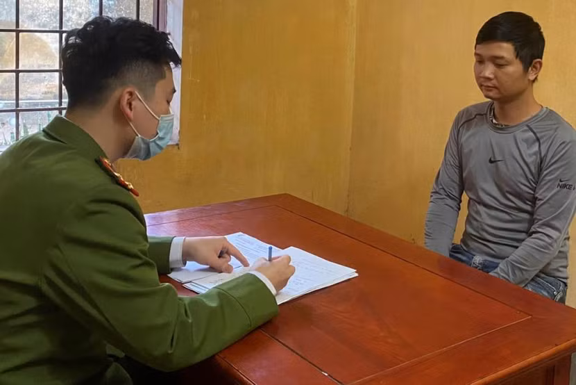 Đối tượng Nguyễn Tất Cường tại cơ quan công an. Ảnh: VOV