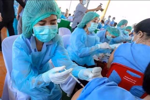 Tiêm vaccine ngừa Covid-19 cho người dân tại Samut Prakan, Thái Lan